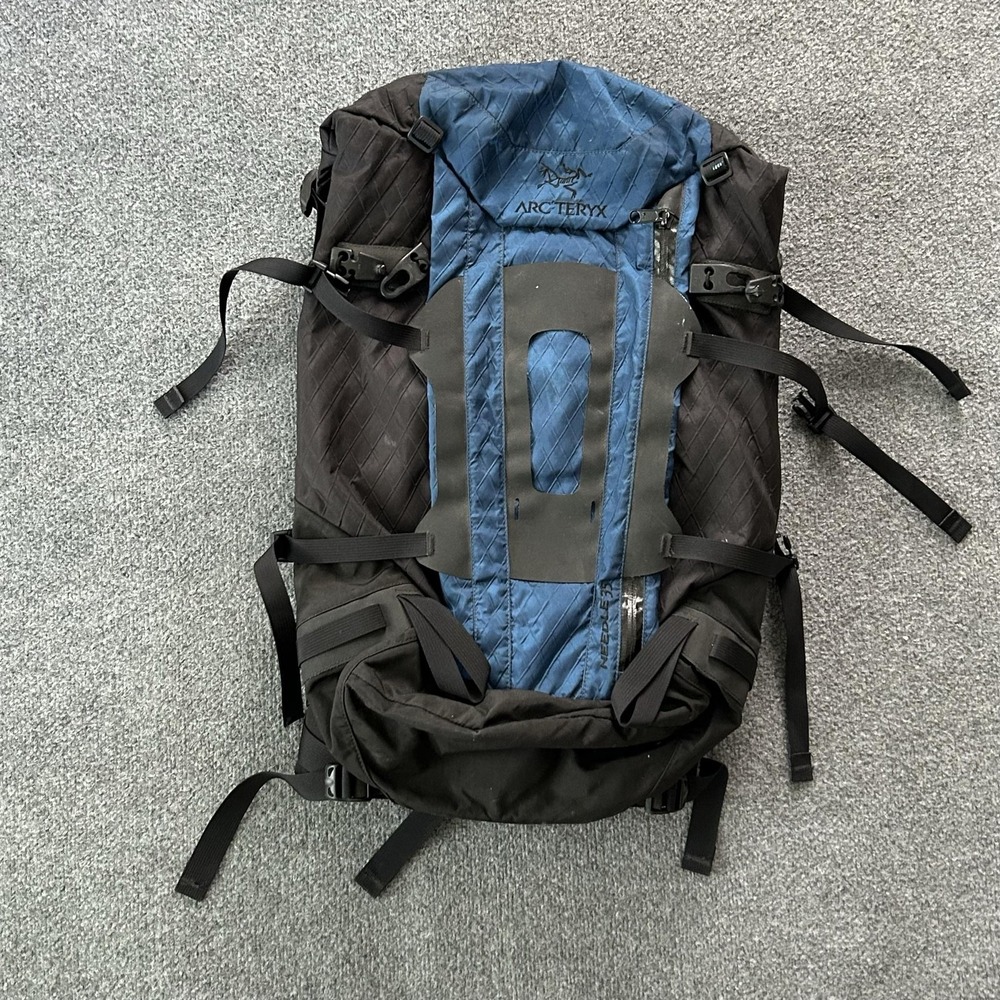 Arc'teryx Needle 35 Backpack 35L Black Blue One Size Hiking Nylon Canada Daypack